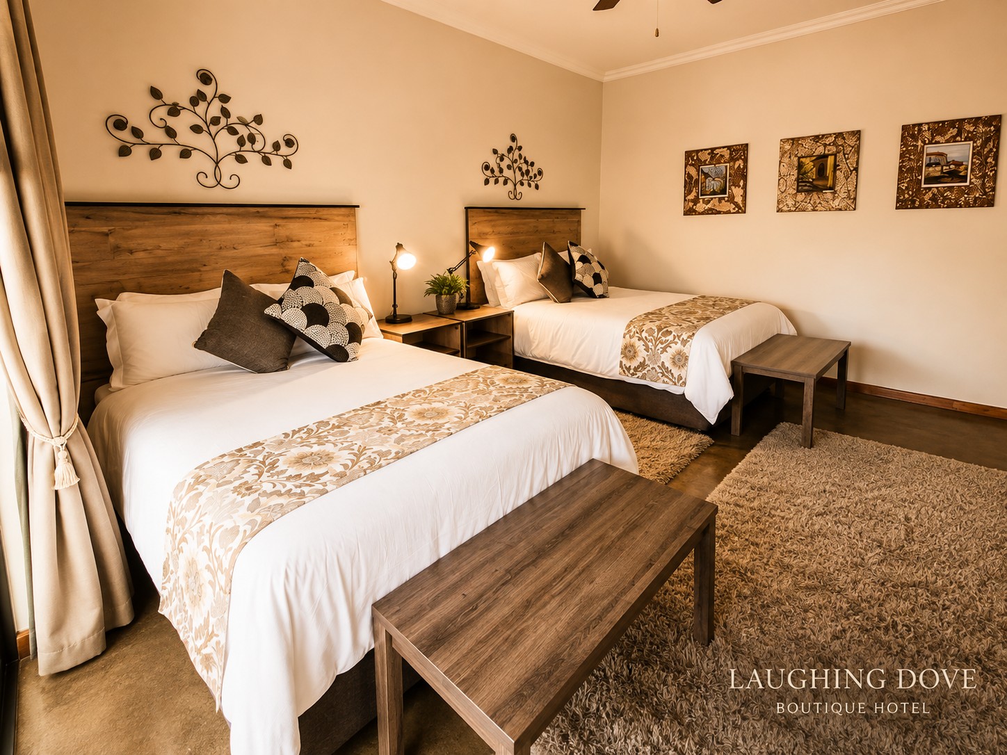 Double guest room with warm modern décor